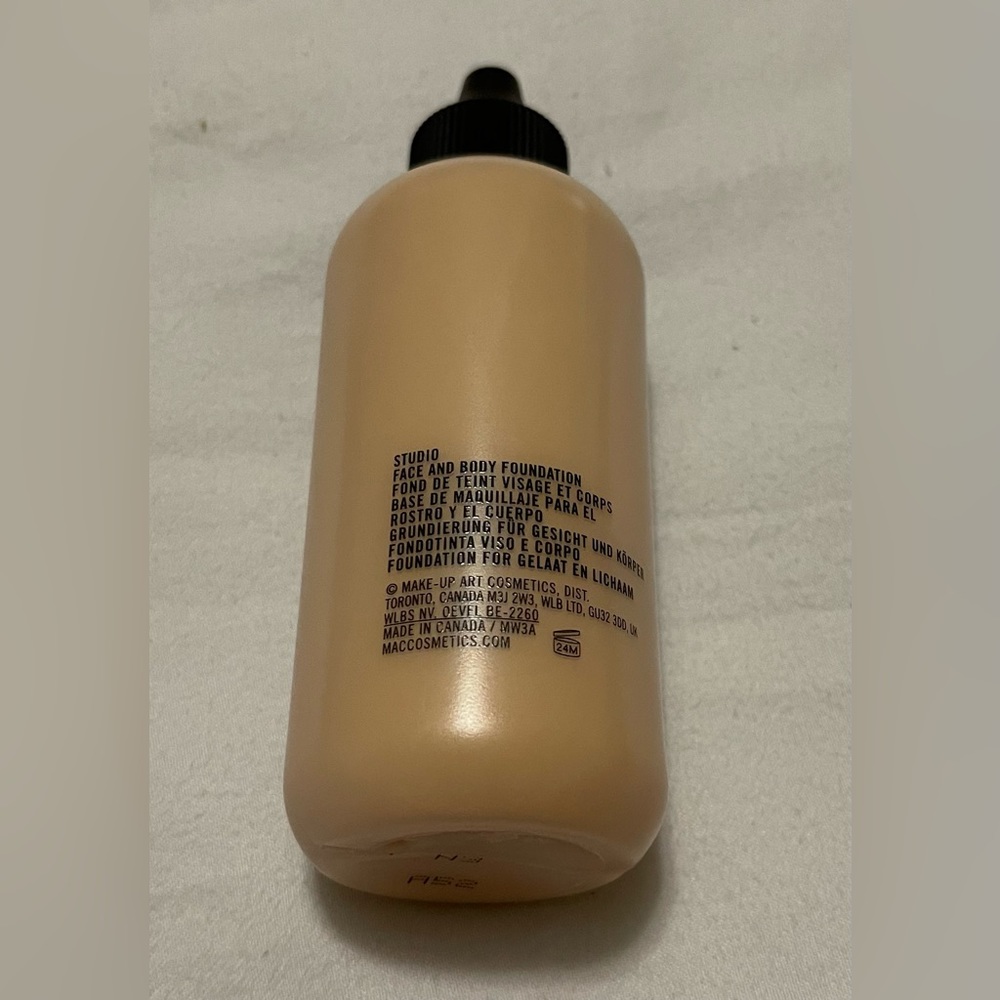Mac Studio Fave and Body Foundation N3 - Picture 2 of 7
